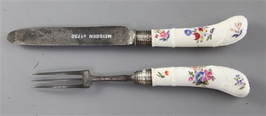 A Meissen porcelain handled knife and fork, c.1750, 19.5cm and 20cm